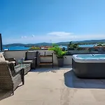 Penthouse View アパート トゥラニ