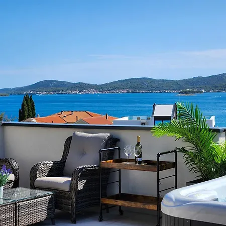 Penthouse View Apartment *